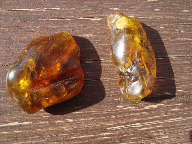 Zwei naturbelassene Bernstein-Rohstücke
