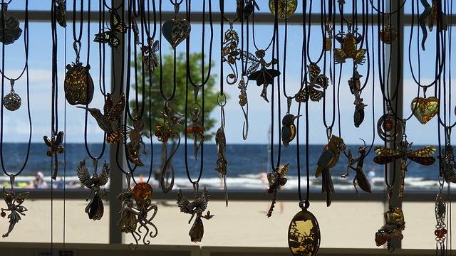 Verschiedene Bernsteinanhänger an Bändern und Ketten